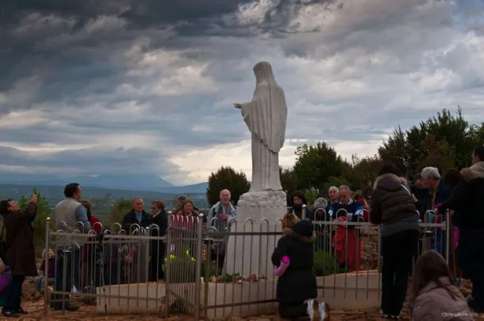 La collina delle apparizioni a Medjugorje  |  | CJ - Bosnia and Herzegovina Apr-24-2012 164- Wikipedia