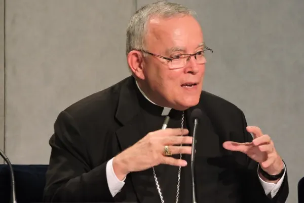 Arcivescovo Charles J. Chaput al briefing in Sala Stampa vaticana, 7 ottobre 2015 / Marco Mancini / ACI Stampa