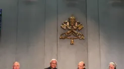 Padre Federico Lombardi (all'estrema destra) guida il briefing sul Sinodo in Sala Stampa vaticana. Accanto a lui, da destra a sinistra: il Cardinal Gracias, il Cardinal Mafi, l'arcivescovo Gomez, 22 ottobre 2015 / Marco Mancini / ACI Stampa