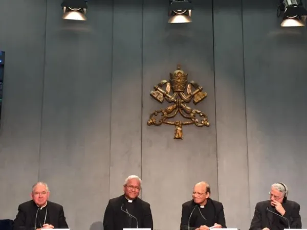 Briefing in Sala Stampa vaticana | Padre Federico Lombardi (all'estrema destra) guida il briefing sul Sinodo in Sala Stampa vaticana. Accanto a lui, da destra a sinistra: il Cardinal Gracias, il Cardinal Mafi, l'arcivescovo Gomez, 22 ottobre 2015 | Marco Mancini / ACI Stampa