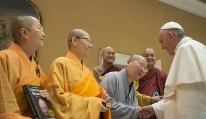 Papa Francesco incontra un gruppo di buddhisti al termine di una udienza |  | Vatican Media / ACI Group