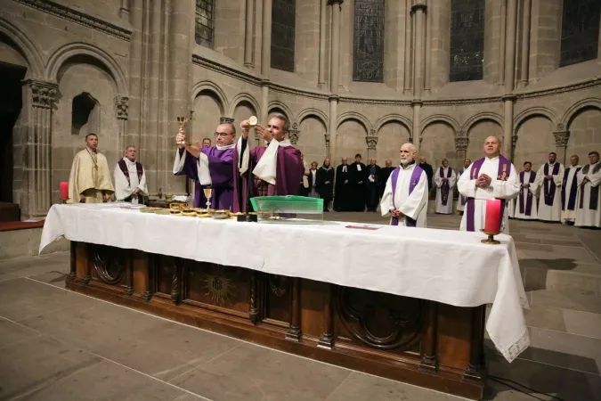 Messa nella cattedrale di St. Pierre, Ginevra | Un momento della celebrazione della Messa nella cattedrale di St. Pierre a Ginevra, 5 marzo 2022 | Twitter Cath.ch