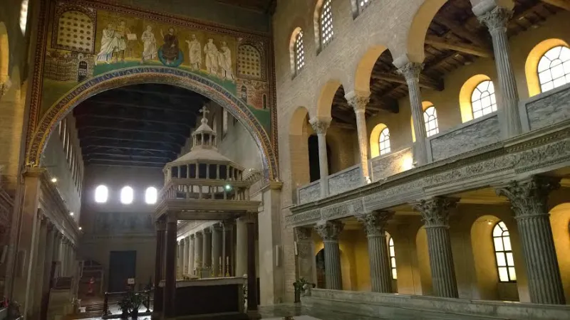 L'interno della basilica di San Lorenzo fuori le mura |  | OB