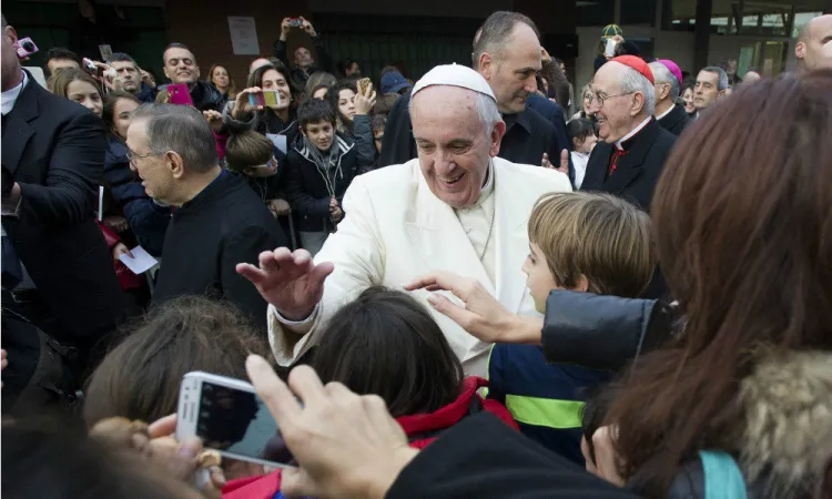 Papa Francesco a Guidonia | Papa Francesco saluta i bambini a Guidonia  | Twitter