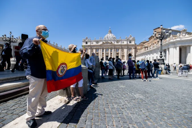 Fedeli in Piazza san Pietro  |  | Daniel Ibanez/ Aci Group