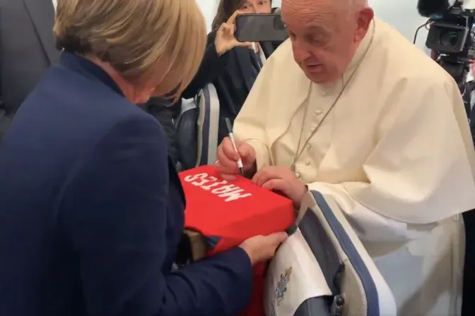 Papa Francesco firma la maglia di Mateo |  | TW