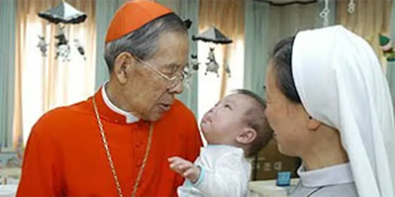 Cardinale Kim | Il Cardinale Kim in visita ad un ospedale | US Missionary Society St. Columban