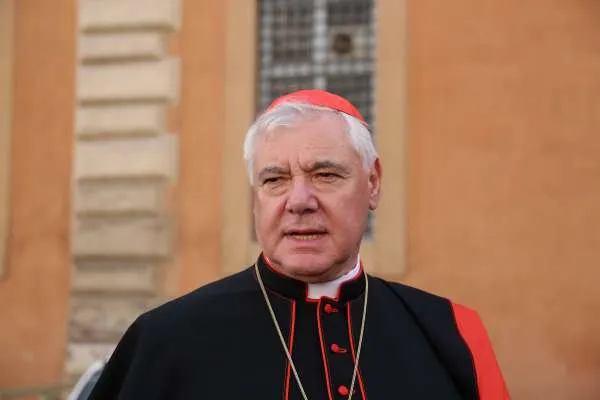 Il Cardinal Mueller fuori dal Palazzo del Sant'Uffizio, in una delle pause del Sinodo dei vescovi / Daniel Ibanez / ACI Group