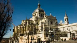 La cattedrale della Almudena, a Madrid, dove avverrà la celebrazione di beatificazione dei martiri della famiglia vincenziana / Wikimedia Commons