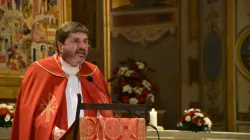 Don Angelo Romano durante una celebrazione nella Basilica di San Bartolomeo all'Isola / San Bartolomeo all'Isola