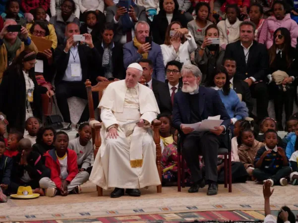 Papa Francesco ad Akamasoa con Padre Pedro |  | Ed Pentin / EWTN