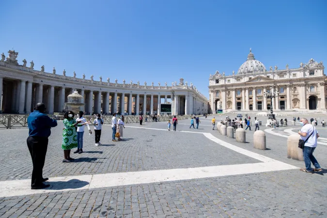 Fedeli in Piazza san Pietro  |  | Daniel Ibanez/ Aci Group