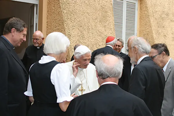 Una foto di Benedetto XVI in uscita da uno degli incontri dello Schuelerkreis a Castel Gandolfo  / CC