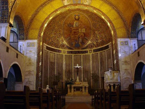 L'interno della Christuskirche di Via Sicilia a Roma  |  | www.chiesaluterana.it