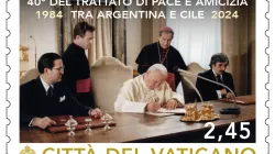 Il francobollo vaticano che commemora il 40esimo del Trattato di Pace e di Amicizia tra Argentina e Cile / Vatican Media