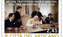 Il francobollo vaticano che commemora il 40esimo del Trattato di Pace e di Amicizia tra Argentina e Cile / Vatican Media