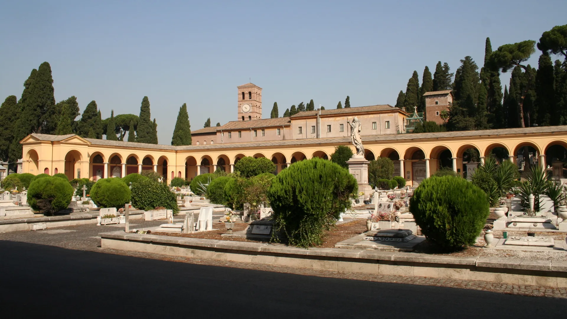 Il cimitero monumentale del Verano di Roma