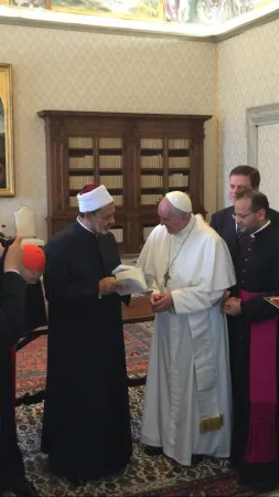 Papa Francesco e l'Imam |  | twitter di Agenzia I Media, pubblico dominio