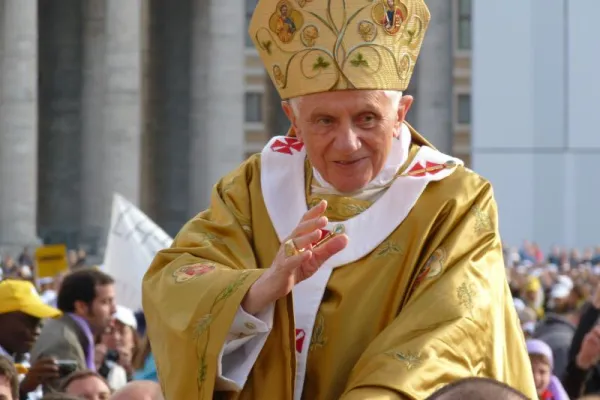 Città del Vaticano - 23 ottobre 2011 - Benedetto XVI precede la Messa di Canonizzazione di Padre Guanella, l'Arcivescovo conforti e suor Bonificia Rodriguez / Alan Holdren / Catholic News Agency 