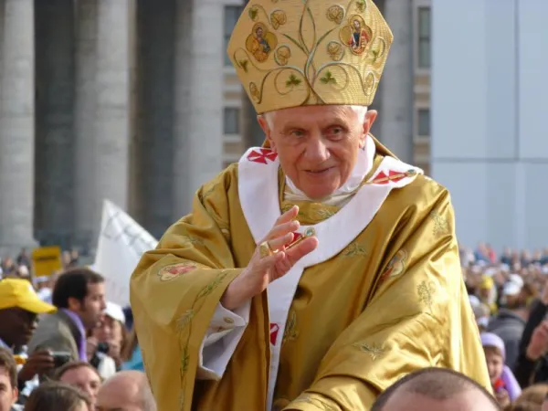 Benedetto XVI - 2011  | Città del Vaticano - 23 ottobre 2011 - Benedetto XVI precede la Messa di Canonizzazione di Padre Guanella, l'Arcivescovo conforti e suor Bonificia Rodriguez | Alan Holdren / Catholic News Agency 