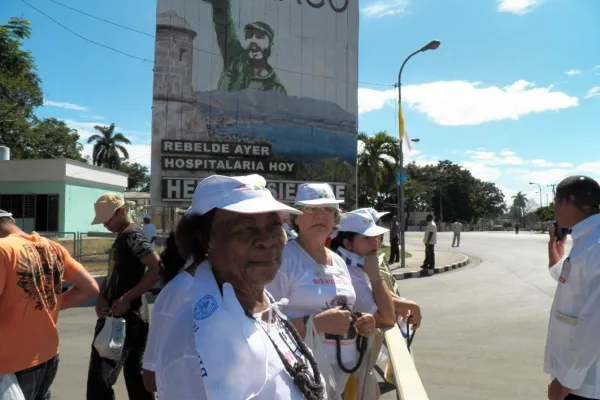 Santiago de Cuba, Cuba - 26 marzo 2012 - Pellegrini cominciano a riempire Plaza de la Revolucion prima della Messa celebrata da Benedetto XVI / Alejandro Bermudez / Catholic News Agency