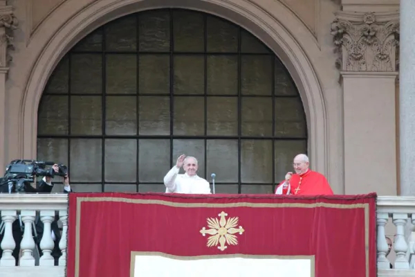 Papa Francesco si affaccia dalla Basilica di San Giovanni in Laterano - Roma, 8 aprile 2013 / Stephen Driscoll / Catholic News Agency