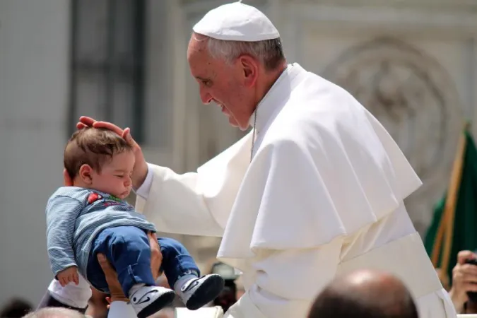 Il Papa abbraccia un bambino | Papa Francesco  | CNA