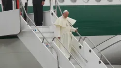 Papa Francesco scende da un volo papale / Walter Sanchez Silva / ACI Prensa