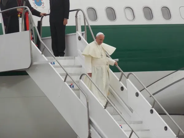 Papa Francesco, volo papale | Papa Francesco scende da un volo papale | Walter Sanchez Silva / ACI Prensa