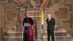 Cardinal Mamberti e l'Ambasciatore USA Ken Hackett alle celebrazioni per il 30esimo di Relazioni diplomatiche USA-Santa Sede, 23 gennaio 2014 / Catholic News Agency