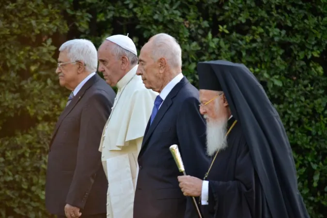 Incontro per la Pace nei Giardini Vaticani | Papa Francesco, Abu Mazen, Shimon Peres, il Patriarca Bartolomeo all'incontro per la Pace nei Giardini Vaticani, 9 giugno 2014 | Alan Holdren / CNA 