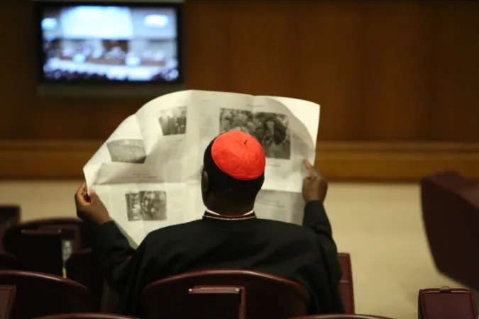 Sinodo dei vescovi | Cardinale legge un quotidiano in una pausa del Sinodo dei Vescovi 2014, Aula Nuova del Sinodo, 4 novembre 2014 | Daniel Ibáñez / Catholic News Agency