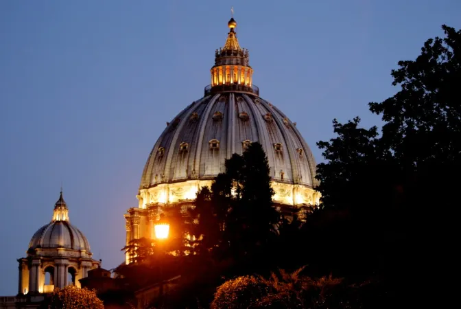 San Pietro | La cupola di San Pietro di notte vista dai giardini vaticani | Lauren Cater / ACI Group