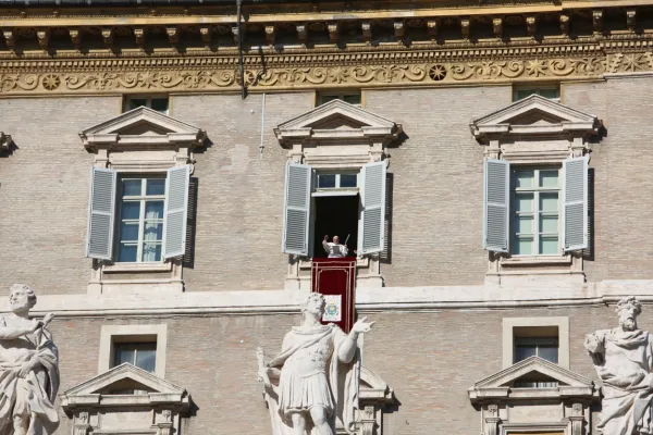 Il Papa recita il Regina Coeli / CNA