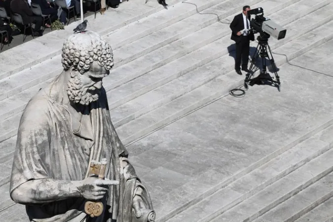 Statua di San Pietro | Statua di San Pietro in cima alla Basilica di San Pietro, marzo 2015 | Bohumil Petrik / ACI Group