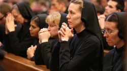 Suore in preghiera al momento della Consacrazione - Messa di Papa Francesco al North American College, Roma, 2 maggio 2015 / Daniel Ibáñez / Catholic News Agency