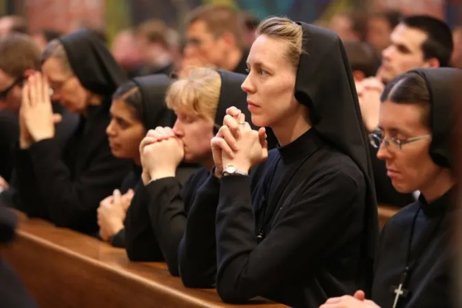 Suore in preghiera | Suore in preghiera al momento della Consacrazione - Messa di Papa Francesco al North American College, Roma, 2 maggio 2015 | Daniel Ibáñez / Catholic News Agency