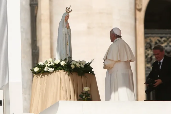 Papa Francesco e la Madonna di Fatima | Il Papa in preghiera davanti alla statua della Madonna di Fatima  | Daniel Ibanez / ACI Group