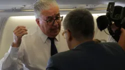 Guzman Carriquiry durante un volo papale. Sarà il nuovo ambasciatore di Uruguay presso la Santa Sede / Alan Holdren / CNA