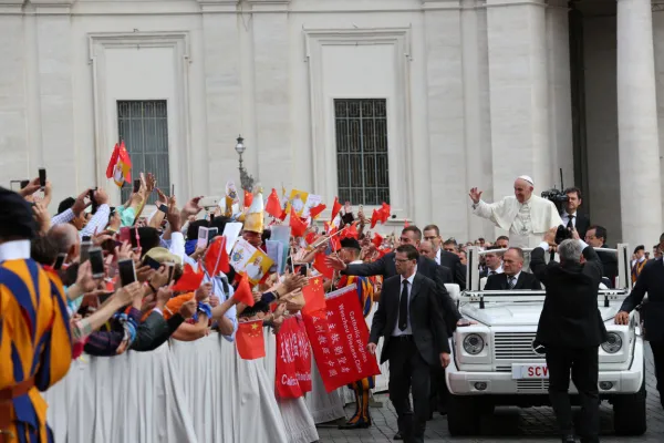 Papa Francesco saluta un gruppo di pellegrini cinesi durante una udienza generale del 2016 / Daniel Ibanez / ACI Group