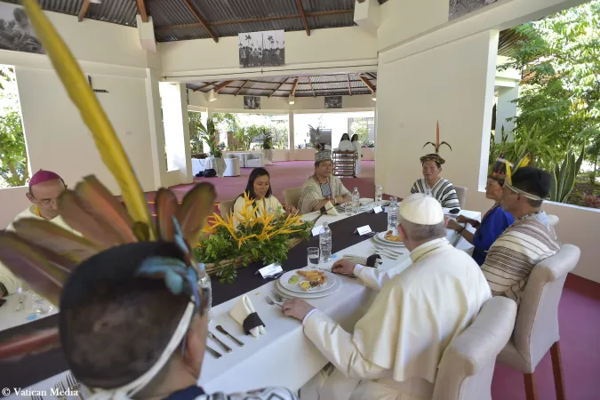 Papa Francesco pranza con alcuni indigeni in Amazzonia |  | Vatican Media / ACI Group