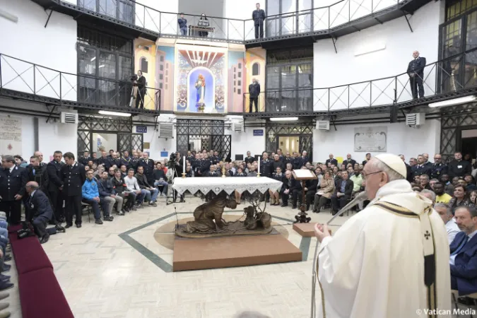 Il Papa durante una visita al carcere di Regina Coeli nel 2018 |  | Vatican Media / ACI group