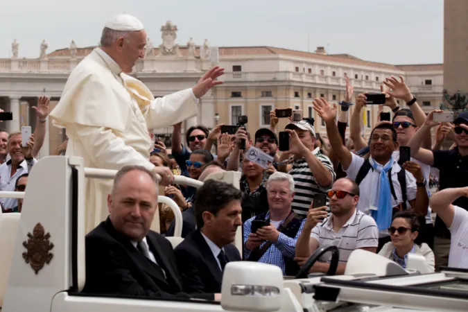 Papa Francesco durante un'Udienza Generale  |  | Daniel Ibanez, ACI Group