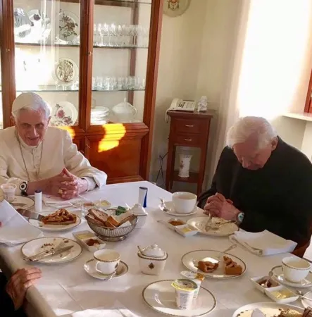 Una foto di una recente visita di monsignor Ratzinger al fratello  |  | AciStampa