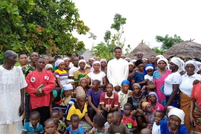 Il seminarista David Igba durante una visita pastorale a Scared Heart Udei della diocesi cattolica di Makurdi. |  | David Igba