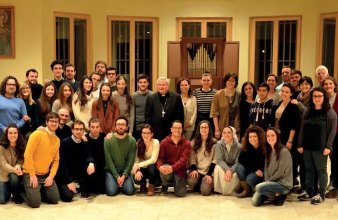 Vescovo Mario Toso | Il vescovo Mario Toso con giovani della diocesi di Faenza | Diocesi di Faenza- Modigliana