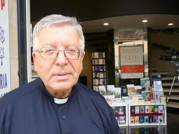 Don Giuseppe Costa | Don Giuseppe Costa, direttore della Libreria Editrice Vaticana, posa di fronte il punto vendita di piazza Pio XII  | Alan Holdren / ACI Group