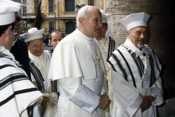 Giovanni Paolo II e il Rabbino Capo Toaff all'entrata del Tempio Maggiore a Roma  |  | Giancarlo Giuliani / CPP