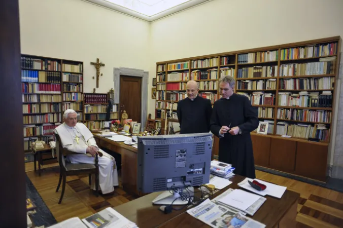 Papa Benedetto nel suo studio con monsignor Xuereb e monsignor Gänsweon il 16 maggio 2010 |  | OR/ CPP/ CIRIC