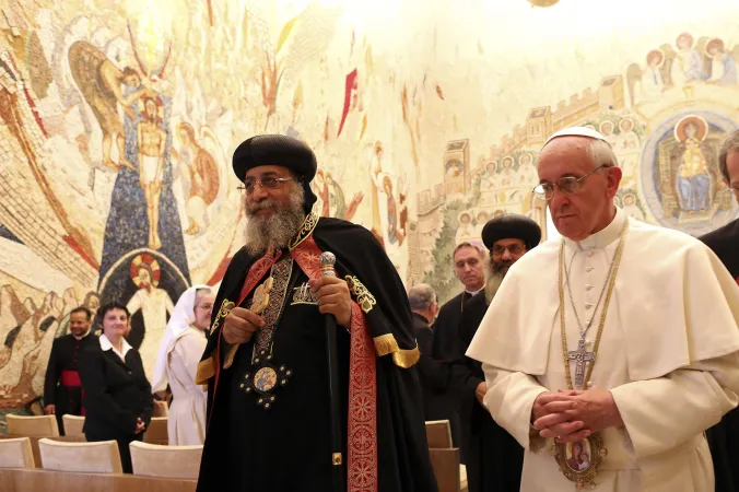 Francesco e Tawadros | Francesco e Tawadros II durante la preghiera nella Cappella Redemptoris Mater in Vaticano di due anni fa |  ©VATICAN POOL/CPP